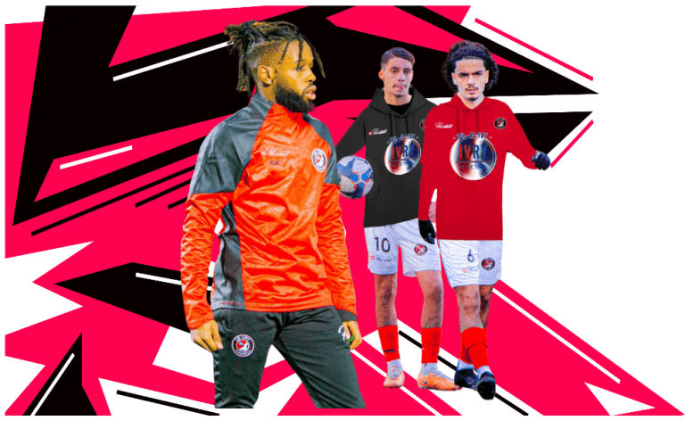 Joueurs du club de football d'Ivry-sur-Seine portant les tenues officielles du club, avec survêtement, sweat à capuche et maillot aux couleurs rouge, noir et blanc.