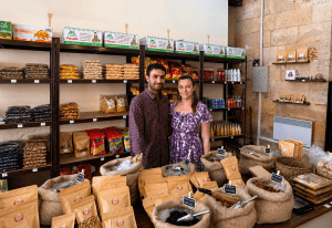 Hamidullah et Léa accueillent leurs clients dans leur épicerie afghane à Bergerac, spécialisée dans les épices, fruits secs, thés et produits traditionnels.