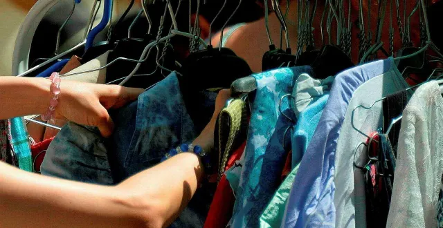 Grande Braderie de Morlaix 2026 avec des vêtements exposés devant les commerces du centre-ville
