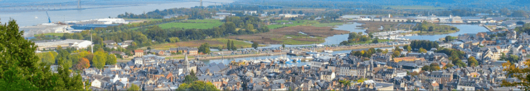 Vue panoramique de Honfleur, au cœur de l'estuaire de la Seine, illustrant le dynamisme économique et le maillage territorial porté par CCI Seine Estuaire.