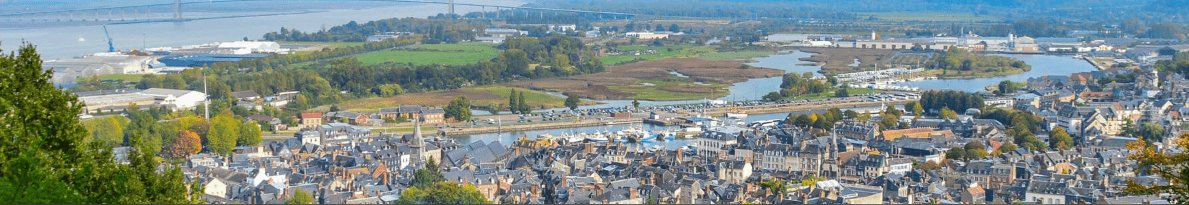 Vue panoramique de Honfleur, au cœur de l'estuaire de la Seine, illustrant le dynamisme économique et le maillage territorial porté par CCI Seine Estuaire.