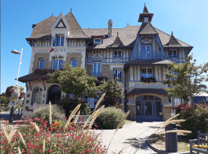 Hôtel de Ville de Blonville-sur-Mer en Normandie, bâtiment historique au cœur de la commune fleurie du Calvados.