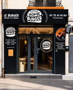 Façade du restaurant Little Home Burger spécialisée dans les burgers artisanaux, avec une devanture moderne et accueillante.