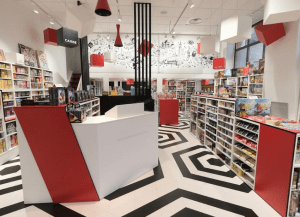 Intérieur du magasin Passe Temps à Toulouse, boutique spécialisée dans les jeux de société, jeux de cartes et loisirs ludiques.