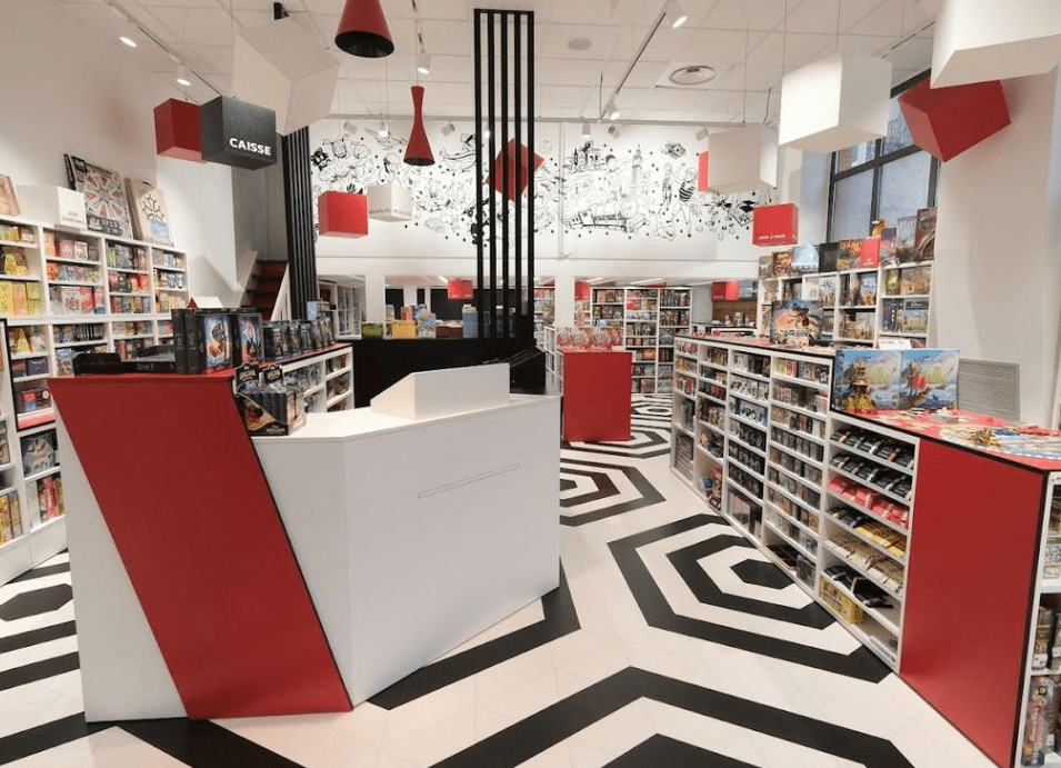 Intérieur du magasin Passe Temps à Toulouse, boutique spécialisée dans les jeux de société, jeux de cartes et loisirs ludiques.