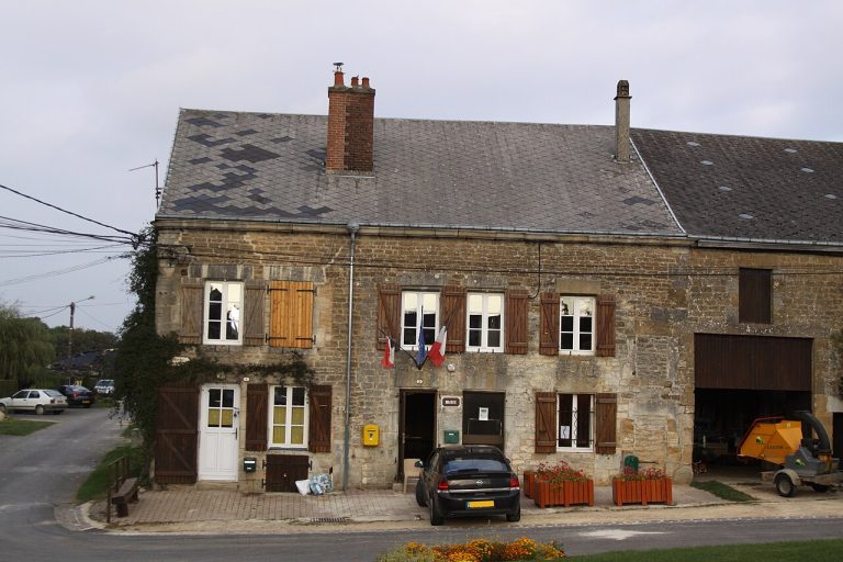 Mairie de Bulson dans les Ardennes (08450), bâtiment communal au cœur du village, symbole de la vie locale et des services publics de proximité.