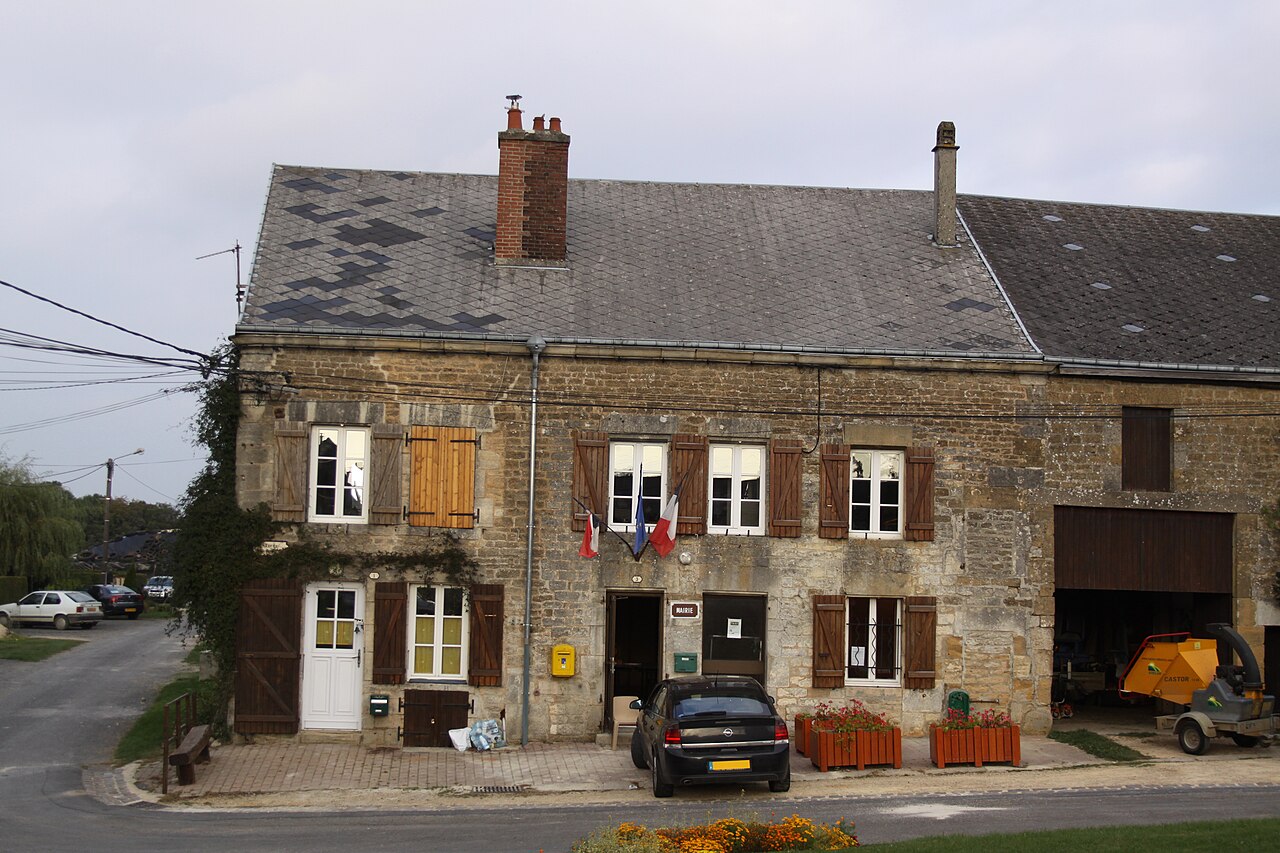 Mairie de Bulson dans les Ardennes (08450), bâtiment communal au cœur du village, symbole de la vie locale et des services publics de proximité.