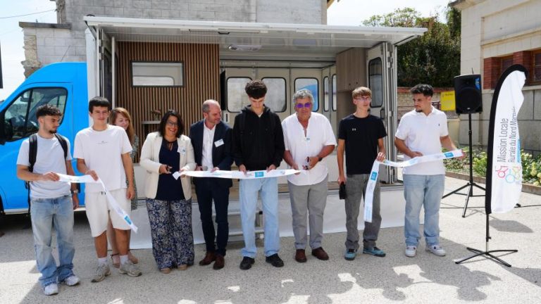 Mission Locale itinérante du Nord de la Marne inaugurant un véhicule mobile pour aller à la rencontre des jeunes dans les communes du territoire.