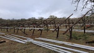 Structure en bois en cours d'aménagement d'un parc photovoltaïque citoyen à Livernon, près de Figeac, dans le département du Lot (46), en région Occitanie.