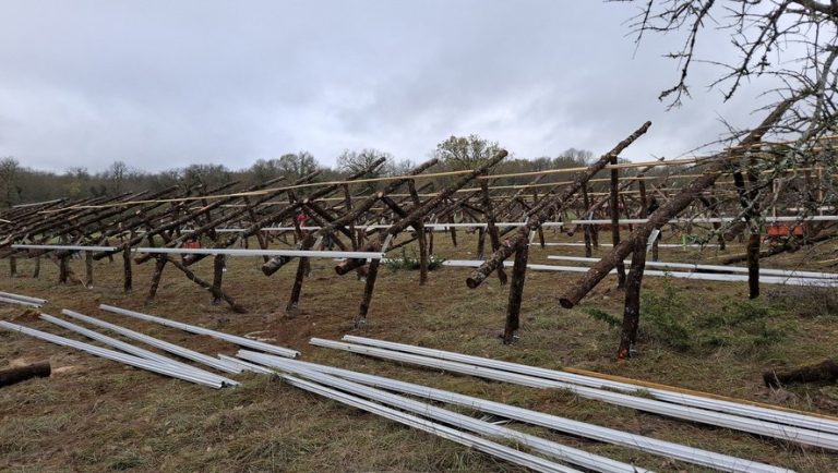 Structure en bois en cours d'aménagement d'un parc photovoltaïque citoyen à Livernon, près de Figeac, dans le département du Lot (46), en région Occitanie.