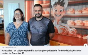 Les nouveaux repreneurs de la boulangerie-pâtisserie de Raucoules en Haute-Loire devant leur commerce récemment rouvert.