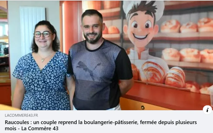 Les nouveaux repreneurs de la boulangerie-pâtisserie de Raucoules en Haute-Loire devant leur commerce récemment rouvert.