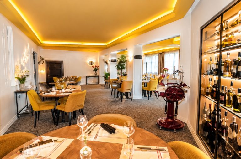 Salle de restaurant élégante de l'Auberge des Saints Pères avec une décoration contemporaine et une ambiance chaleureuse.