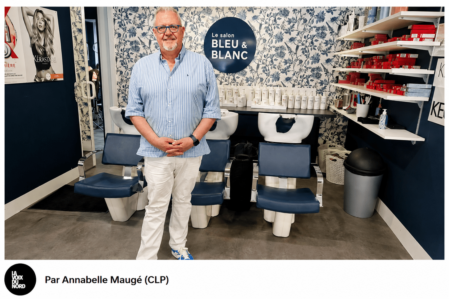 Le gérant du Salon Bleu & Blanc pose dans son salon de coiffure moderne, devant les bacs de lavage. Photo : Annabelle Maugé (CLP).