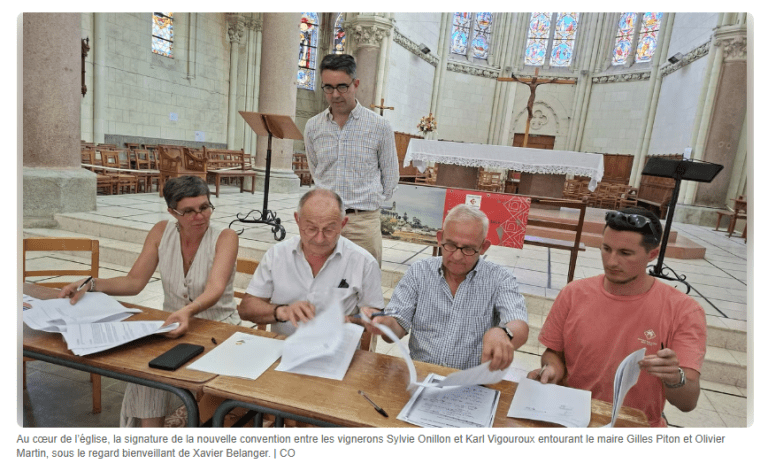 Signature de la convention entre des vignerons, des représentants de la commune et une association pour lancer une cuvée solidaire destinée à financer la restauration de l'église de Mauges-sur-Loire. Titre de l'image