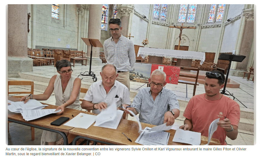 Signature de la convention entre des vignerons, des représentants de la commune et une association pour lancer une cuvée solidaire destinée à financer la restauration de l'église de Mauges-sur-Loire. Titre de l'image