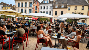 Sens (89100) : une place animée par les commerces et la vie locale