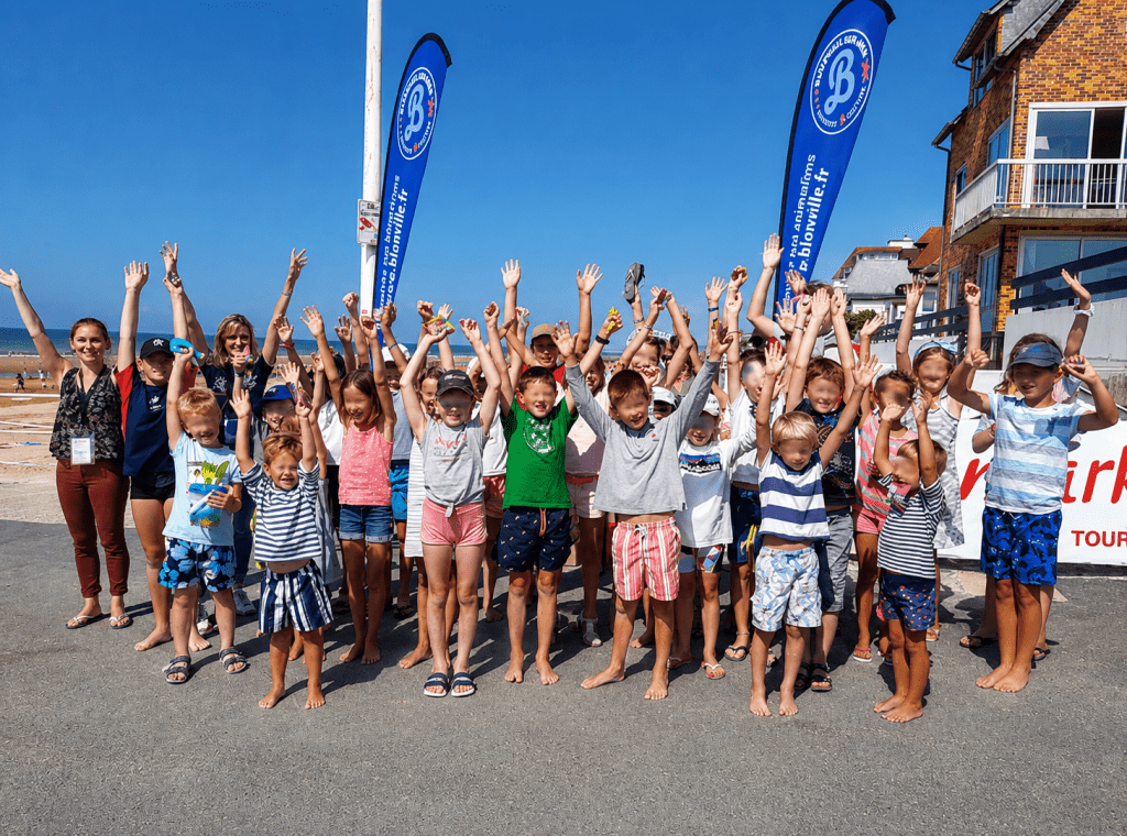 Groupe d’enfants participant à une animation estivale à Blonville-sur-Mer (14910)
