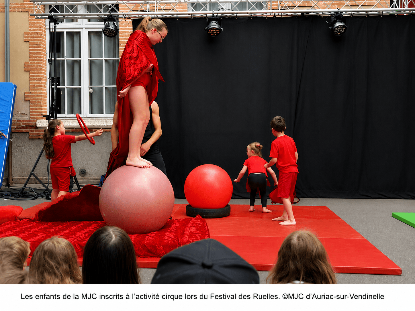 Enfants de la MJC d’Auriac-sur-Vendinelle (31460) participant à une activité cirque lors du Festival des Ruelles