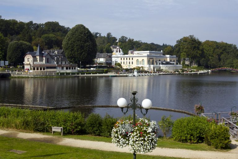 Vue estivale du lac et du Casino de Bagnoles-de-l'Orne Normandie, station thermale située dans le département de l'Orne en Normandie.