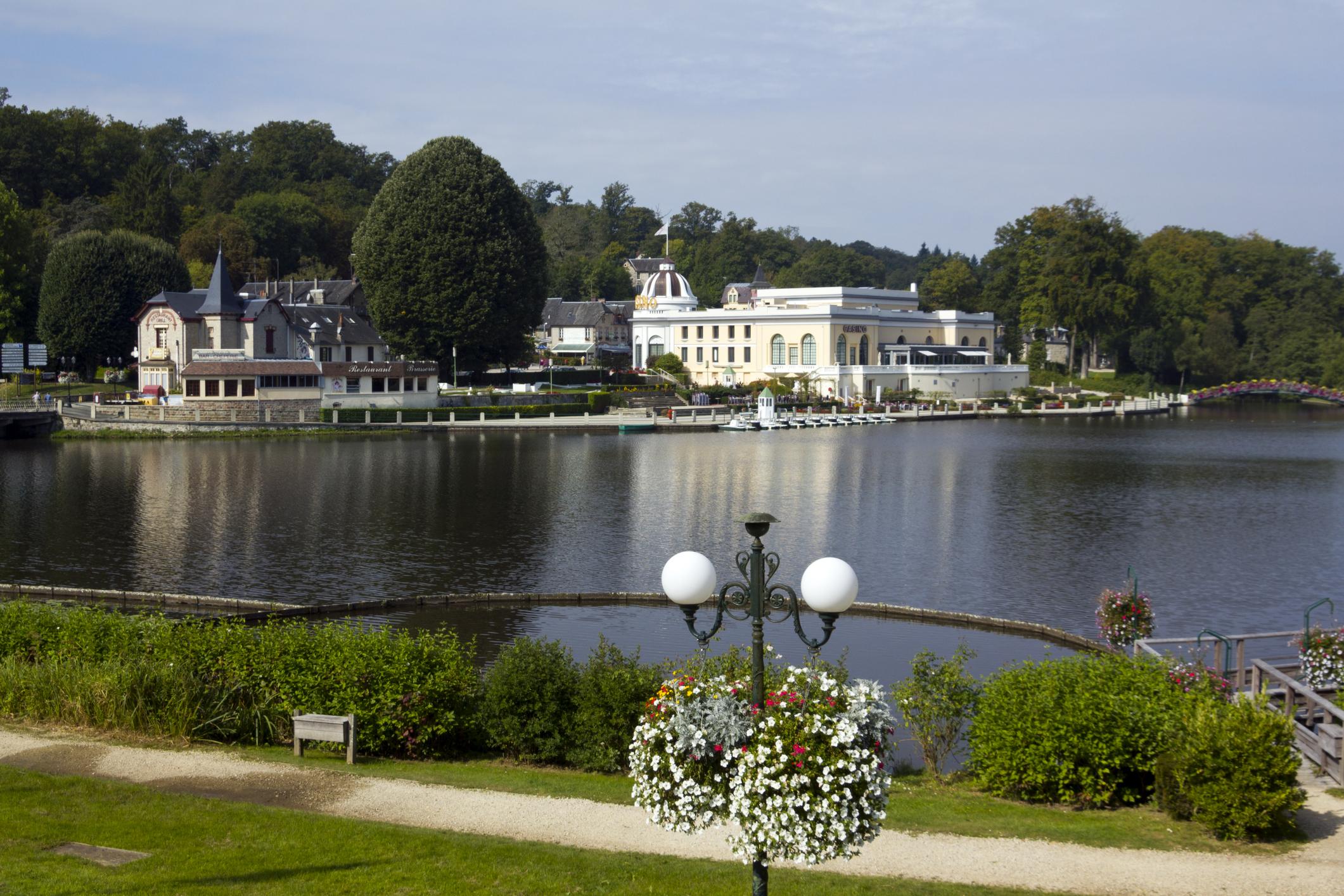 Vue estivale du lac et du Casino de Bagnoles-de-l'Orne Normandie, station thermale située dans le département de l'Orne en Normandie.