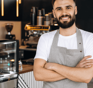 Barista souriant dans un café de proximité