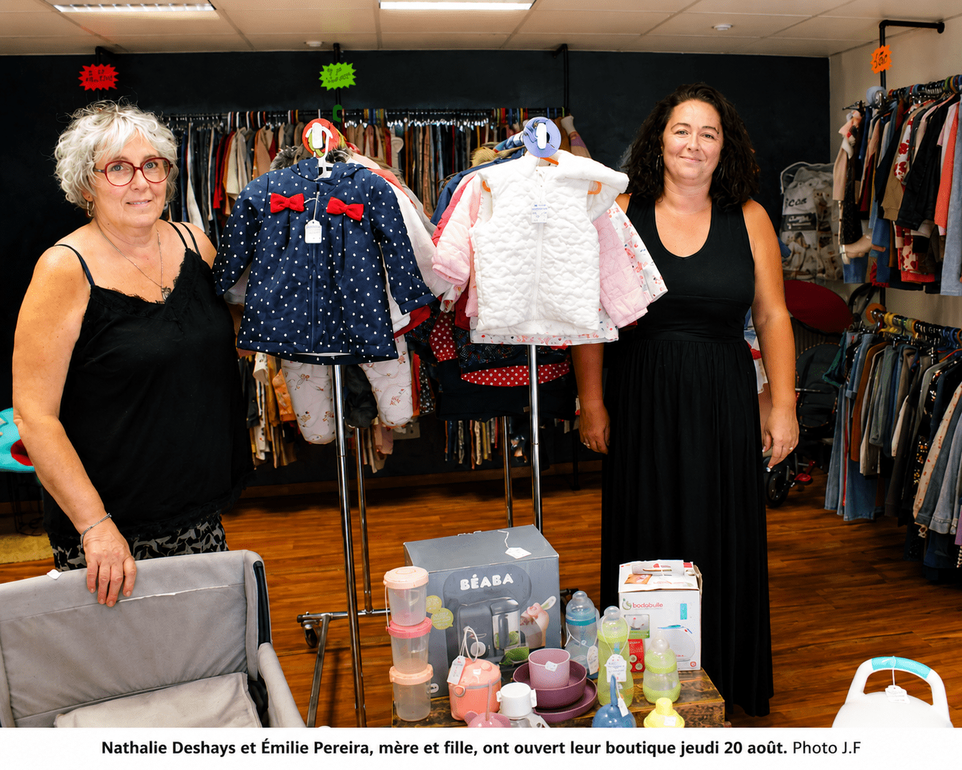Nathalie Deshays et Émilie Pereira dans leur boutique de vêtements enfants et articles de puériculture
