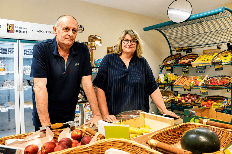 Valérie et Laurent dans leur épicerie de village à Cudos en Gironde, un commerce de proximité au cœur de la vie locale