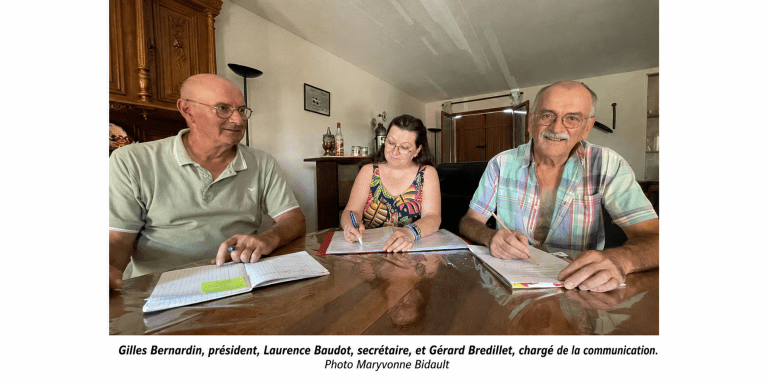 Gilles Bernardin, Laurence Baudot et Gérard Bredillet réunis autour d'une table pour travailler sur les projets de leur association.