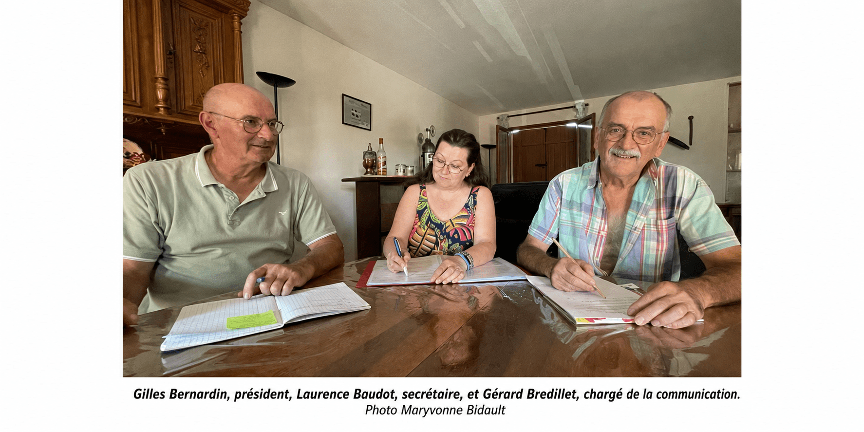 Gilles Bernardin, Laurence Baudot et Gérard Bredillet réunis autour d'une table pour travailler sur les projets de leur association.