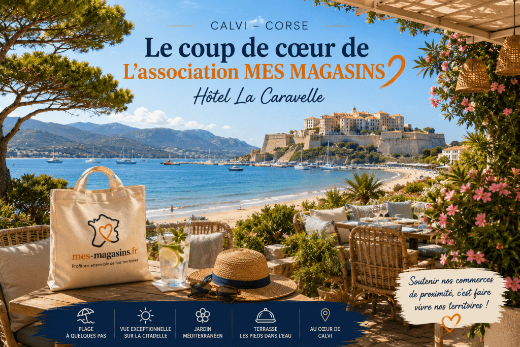 Vue panoramique sur la baie et la citadelle de Calvi depuis l'Hôtel La Caravelle en Corse, avec une invitation à découvrir les commerces de proximité proposée par L'association MES MAGASINS.