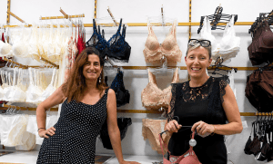 Boutique de lingerie avec deux commerçantes devant une sélection de lingerie