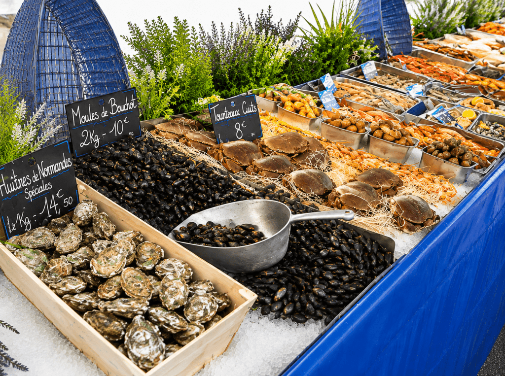 Étal de fruits de mer sur le marché de Blonville-sur-Mer (14910)
