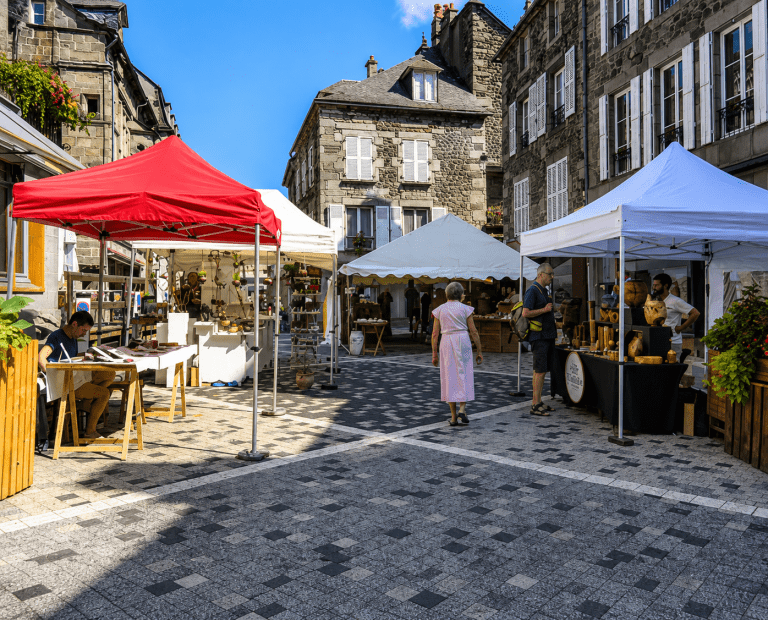 Marché d'artisans d'art dans le centre historique de Murat avec stands, visiteurs et commerces de proximité – Association MES MAGASINS