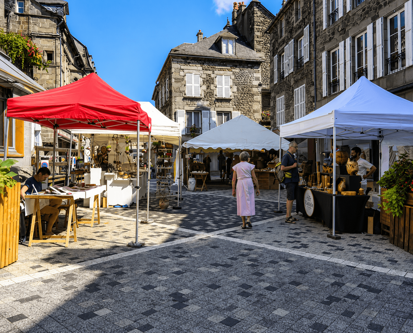 Marché d'artisans d'art dans le centre historique de Murat avec stands, visiteurs et commerces de proximité – Association MES MAGASINS
