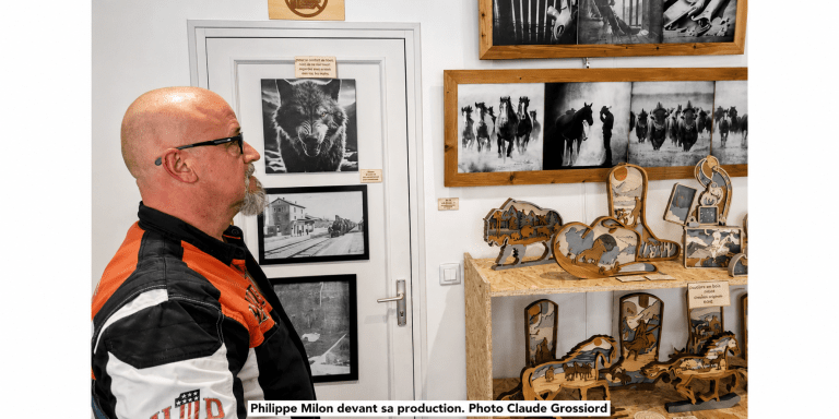 Philippe Milon devant ses créations en bois
