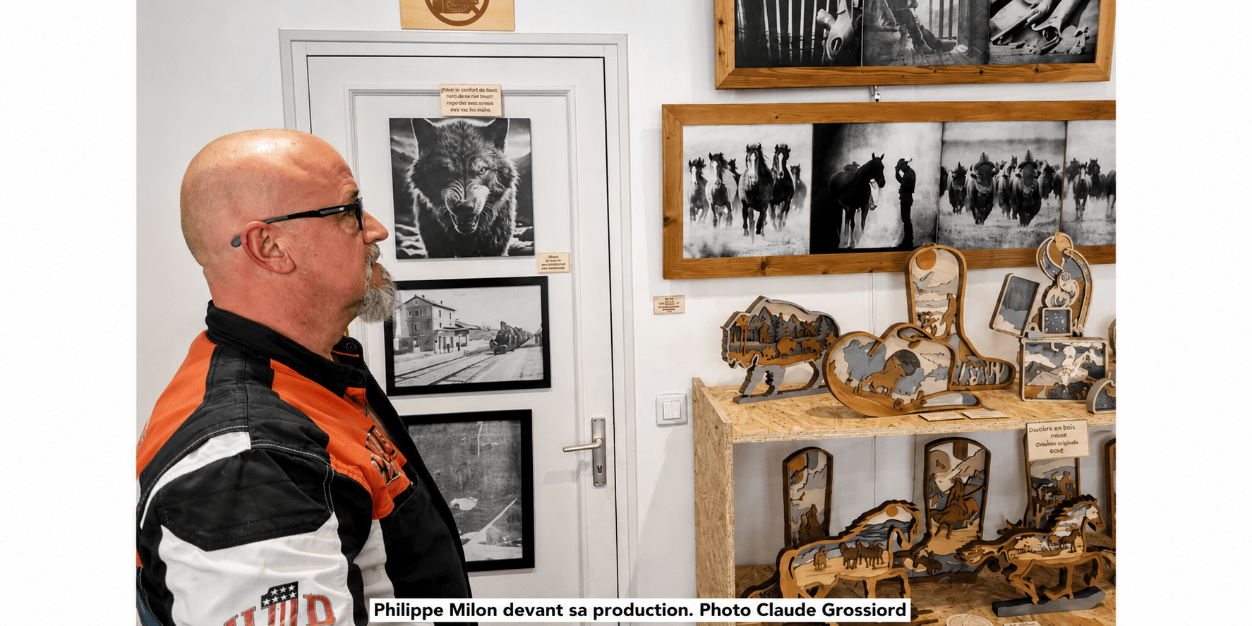 Philippe Milon devant ses créations en bois