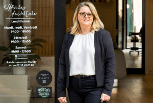 Sandrine Limare devant son nouveau salon de coiffure à Pont-Audemer (27500), après près de 30 ans d'expérience.