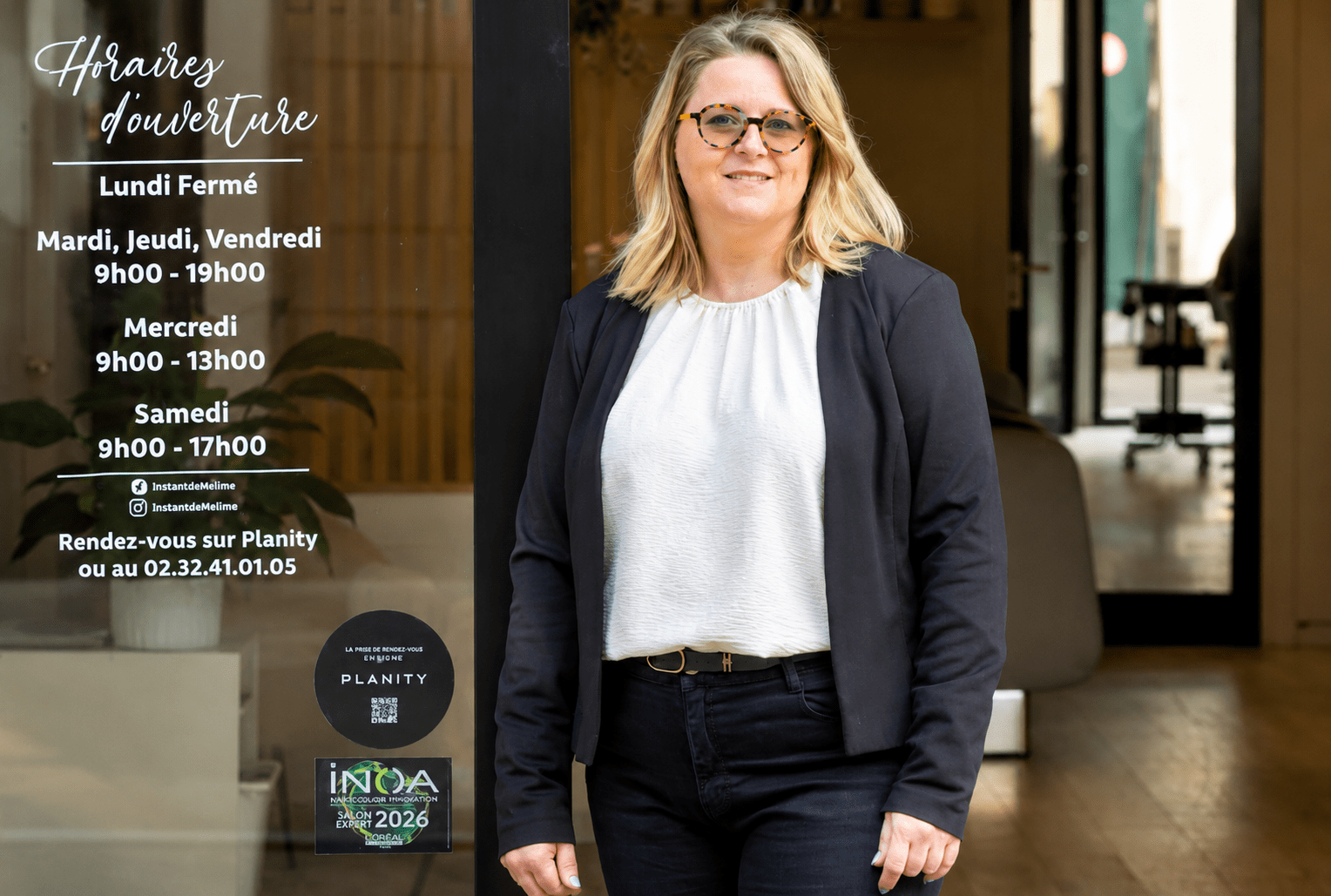 Sandrine Limare devant son nouveau salon de coiffure à Pont-Audemer (27500), après près de 30 ans d'expérience.