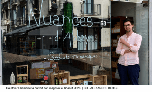 Gaulthier Chamaillet devant Nuances d’Abbaye, boutique de produits monastiques ouverte à Saumur (49400)