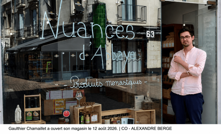 Gaulthier Chamaillet devant Nuances d’Abbaye, boutique de produits monastiques ouverte à Saumur (49400)