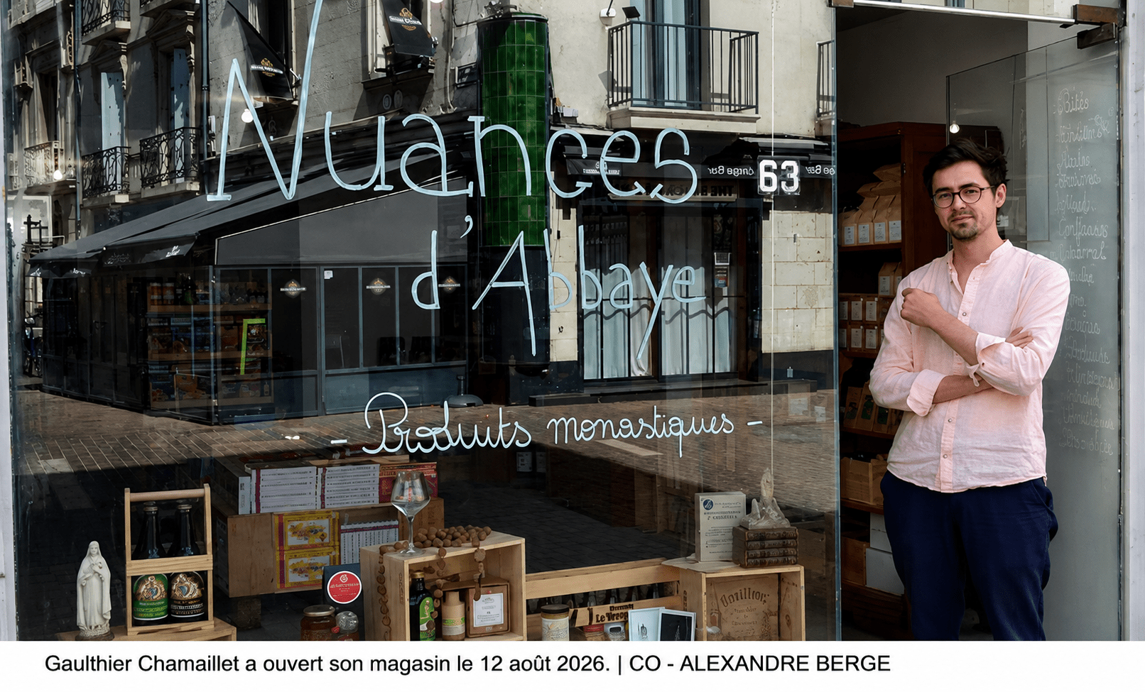 Gaulthier Chamaillet devant Nuances d’Abbaye, boutique de produits monastiques ouverte à Saumur (49400)