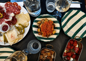 Table de restaurant avec charcuterie, fromages et spécialités italiennes