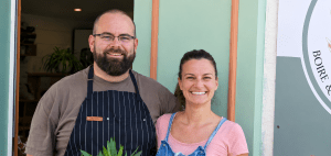 Deux artisans devant leur commerce de proximité, une image de l’entrepreneuriat local