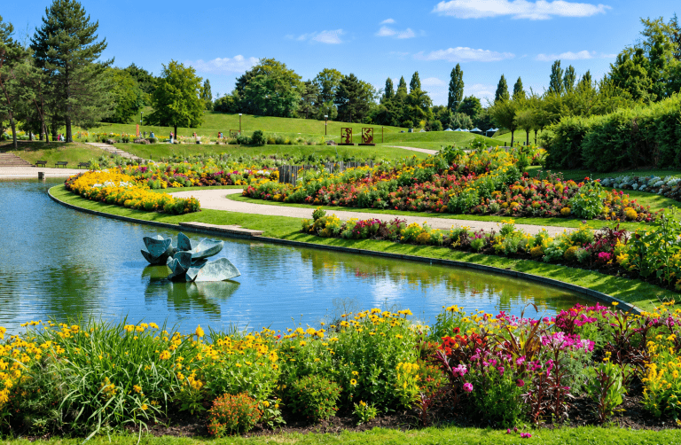 Bois de Vincennes (94300), parc fleuri et bassin au cœur de la nature