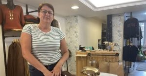 Commerçante dans sa boutique de vêtements femme