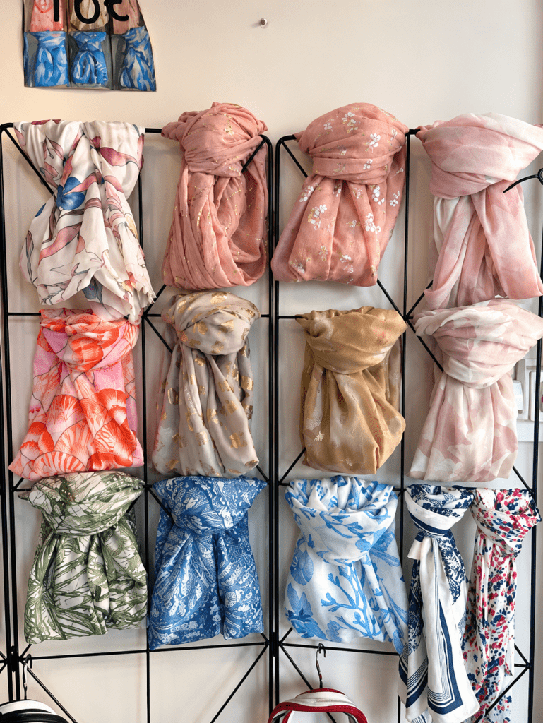 Collection de foulards colorés et imprimés présentés dans la boutique Libellule