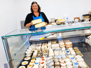 Fromagère dans sa fromagerie à Bressuire (79300)