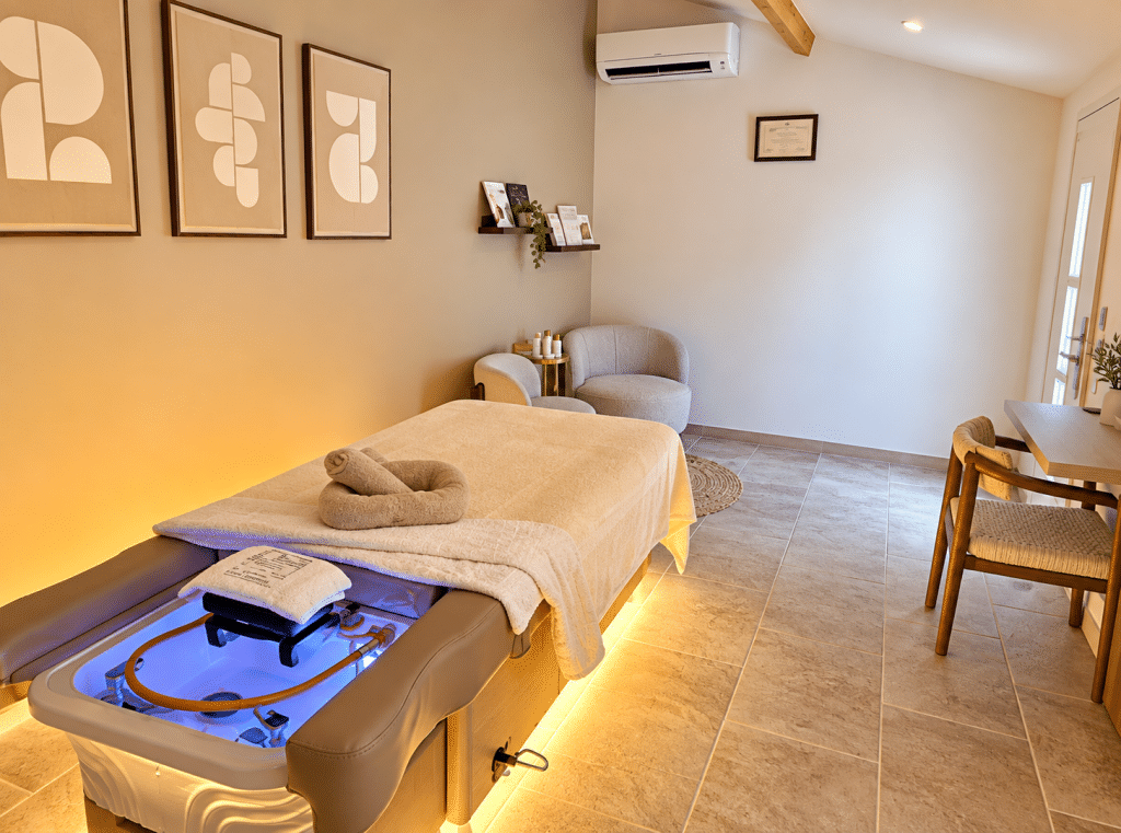 Salle de soins d’un institut de beauté avec table de massage