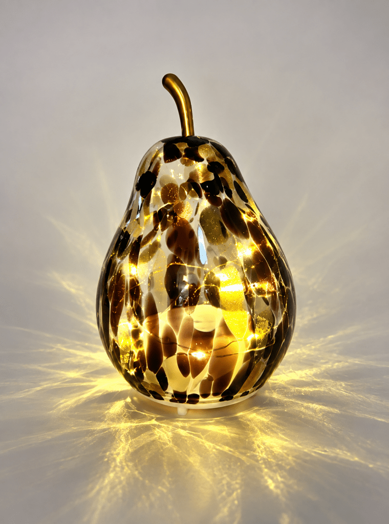 Objet décoratif en verre en forme de poire avec motifs dorés